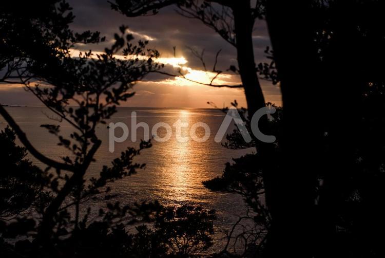 ★＜夜明けの五島＞鐙瀬溶岩海岸の日の出 夜明けの風景,夕方の風景,天使の梯子の写真素材