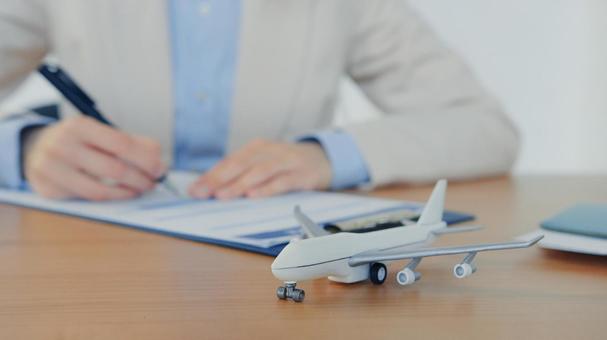 飛行機の模型と記入している様子の写真