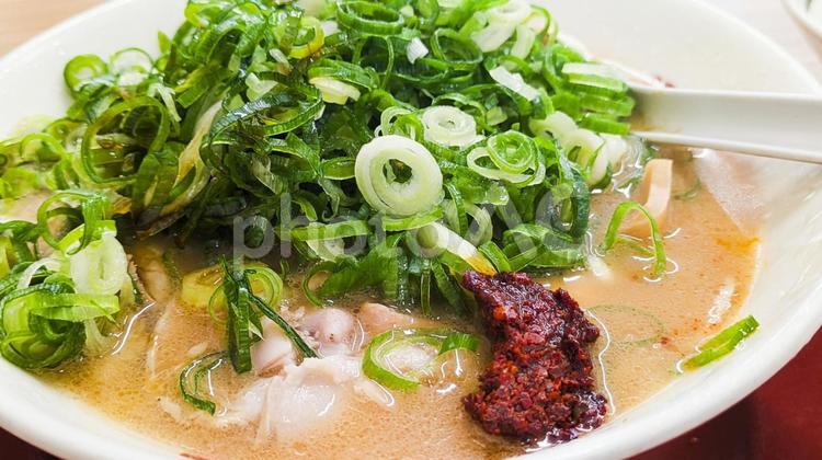 ネギが山盛りの豚骨醤油ラーメン 豚骨醤油ラーメン,ラーメン,豚骨ラーメンの写真素材