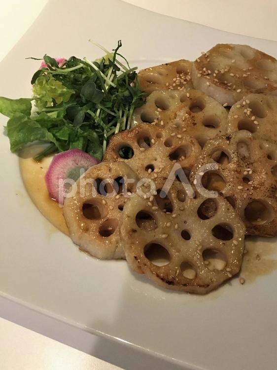 居酒屋おつまみ　蓮根のソテー 蓮根,れんこん,レンコンの写真素材