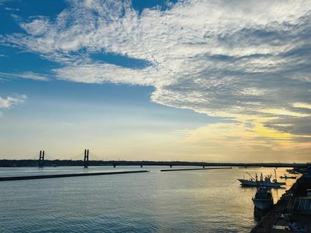 夕日と銚子大橋 夕日と銚子大橋 銚子,銚子大橋,夕暮れの写真素材