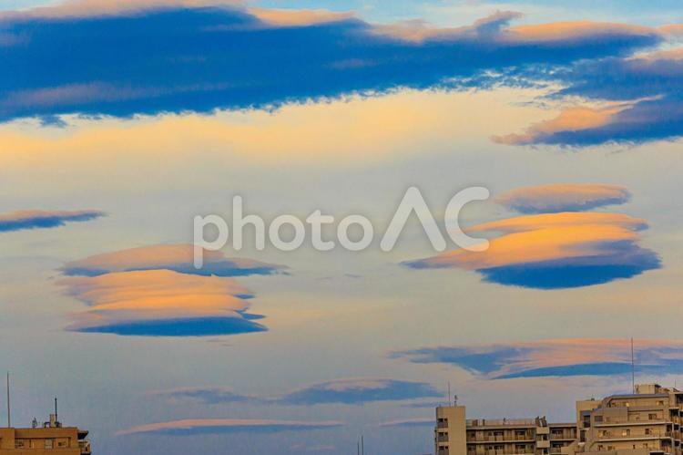 夕焼け空に浮かぶつるし雲 空,青空,雲の写真素材