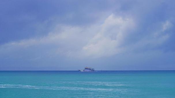 The ferry Kugani seen from Tsuken Island in Uruma City, JPG