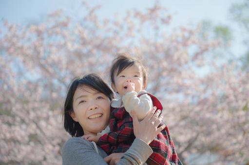 嬉しそうに桜を見る親子(その4) 嬉しそうに桜を見る親子(その4) 女性,子供,桜の写真素材