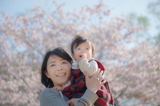 嬉しそうに桜を見る親子(その４) 女性,子供,桜の写真素材