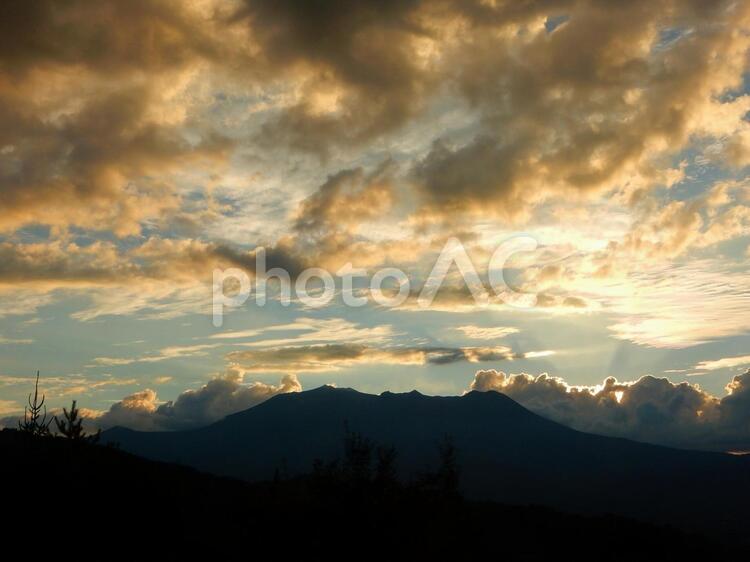 夕景日・夕焼けと御嶽山 御岳山,夕焼け,雲の写真素材