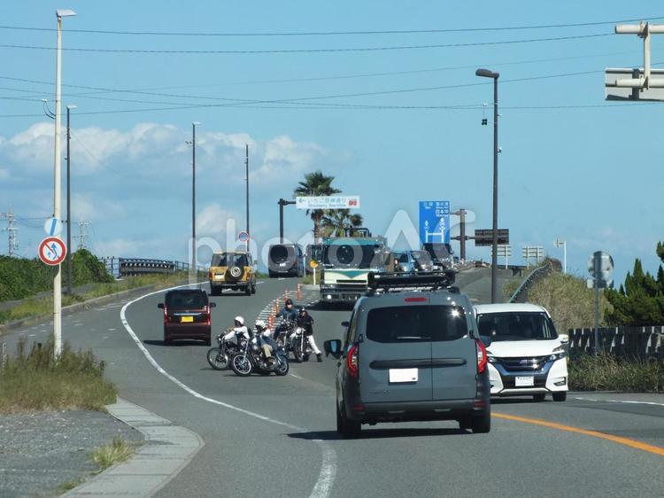 道路を横切るオートバイたち オートバイ,横切る,道路の写真素材