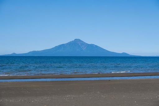 砂浜と日本海越しに望む夏の利尻岳 砂浜と日本海越しに望む夏の利尻岳 利尻岳,空,海の写真素材