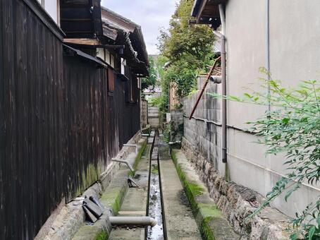 古い民家の間を流れる路地裏の水路 路地裏,水路,用水路の写真素材