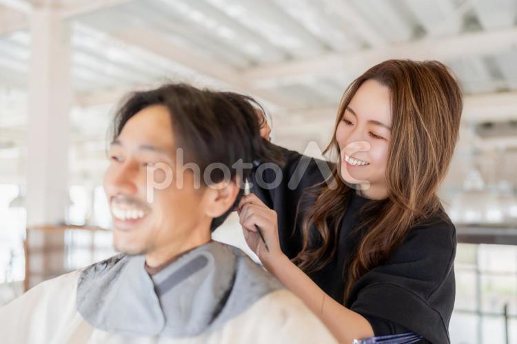 楽しそうに会話をする女性スタイリスト 美容室,美容師,スタイリストの写真素材