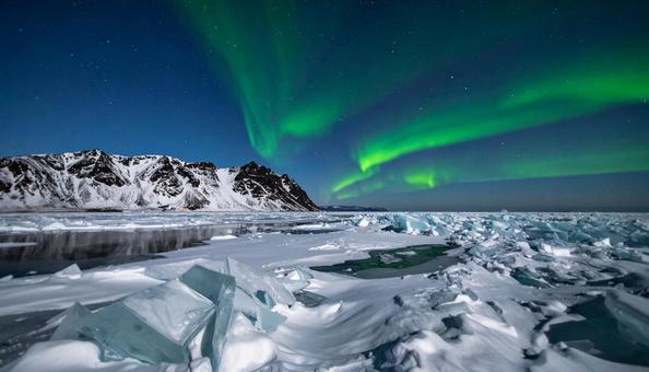 氷の大地と舞うオーロラ 氷の大地と舞うオーロラの写真