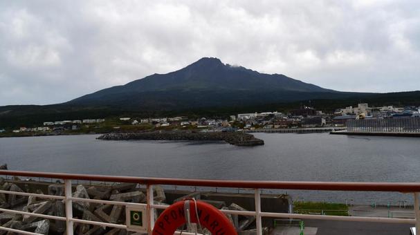船上から望む雄大な利尻富士 船上から望む雄大な利尻富士 利尻富士,利尻島,山の写真素材
