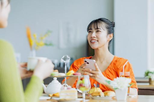 カフェでヌン活をする若い女性 カフェでヌン活をする若い女性 アフタヌーンティー,ヌン活,カフェの写真素材