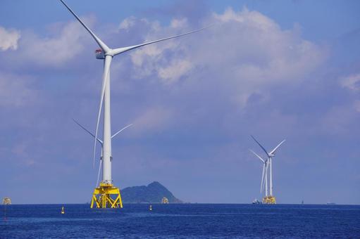 洋上風力発電機の並ぶ風景 洋上風力発電機の並ぶ風景 洋上,風力発電機,海洋の写真素材