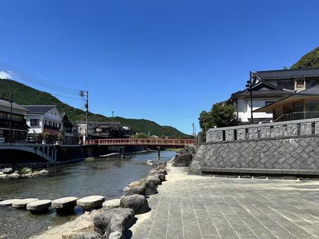 赤い橋のある川辺 夏,自然,風景の写真素材