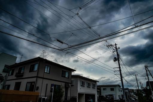 住宅街の電線と曇り空 住宅街,電線,曇り空の写真素材