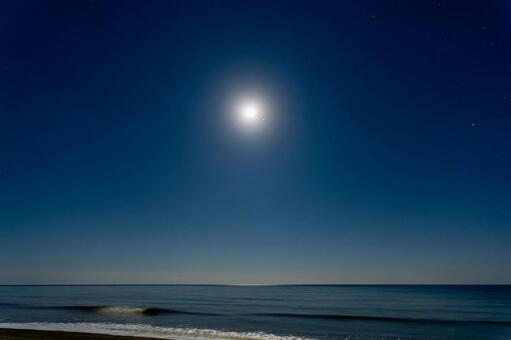海に沈む月 月,満月,星の写真素材