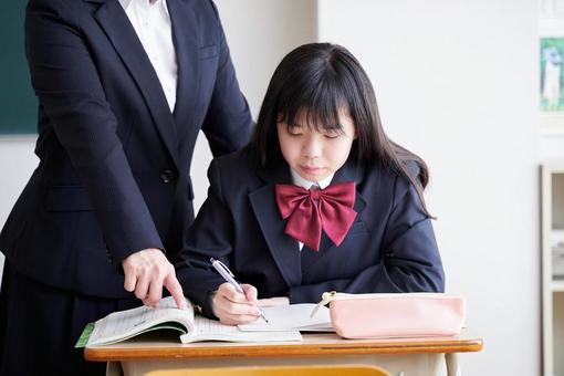 Japanese girls junior high school students taught by a teacher in the classroom, студент средней школы, женщина, японский, JPG