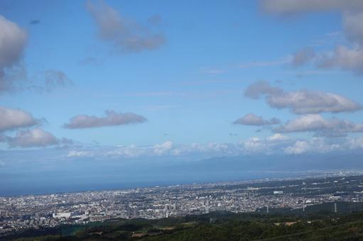 青空と雲と海と市街地の街と山と半島の風景 青空と雲と海と市街地の街と山と半島の風景の写真