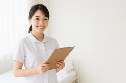 カルテを持つ看護師 カルテを持つ看護師の写真