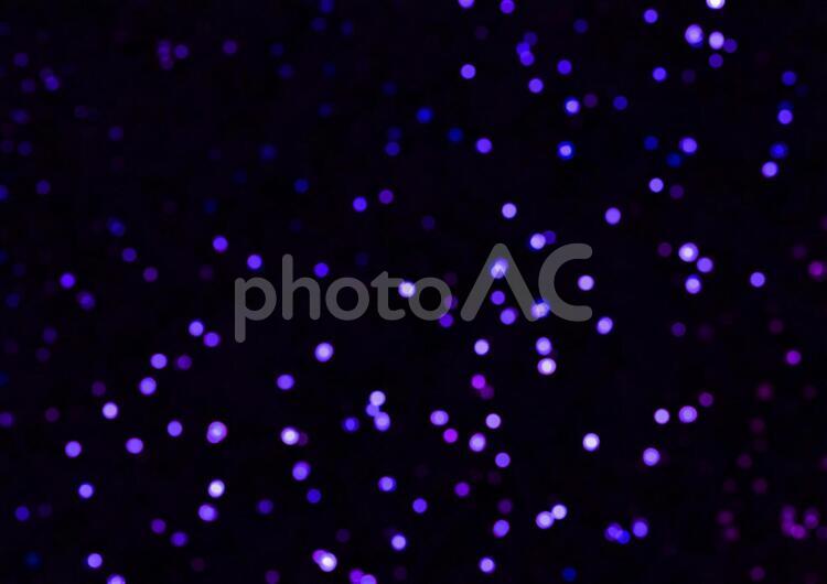 小さい水玉の背景素材（紫色） 紫,水玉,ボケの写真素材