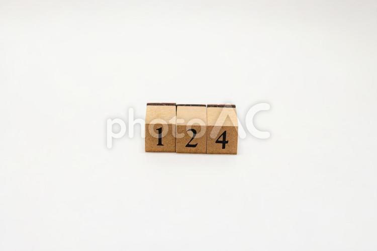 木のブロック　数字　124 124,木ブロック,積み木の写真素材