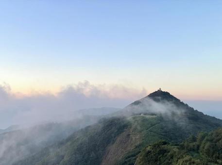 山霧がかかって幻想的な越後の里山多宝山 多宝山,弥彦,佐渡弥彦米山国定公園の写真素材