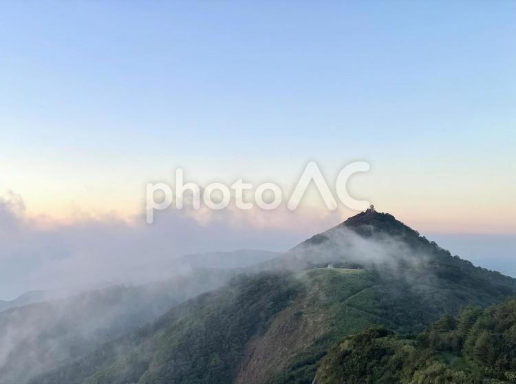 山霧がかかって幻想的な越後の里山多宝山 多宝山,弥彦,佐渡弥彦米山国定公園の写真素材