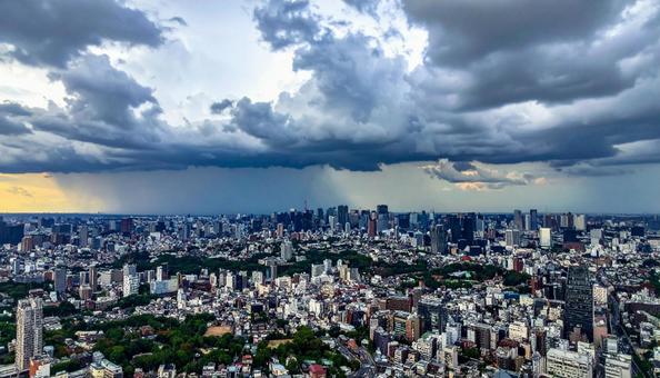 台風が近づいている都会の街並みと空 台風が近づいている都会の街並みと空の写真