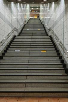 とても長い駅の階段 東急東横線反町駅 とても長い駅の階段 東急東横線反町駅の写真