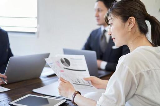 View meeting materials Japanese female business woman, JPG View meeting materials Japanese female business woman, एक बिज़नेसवुममन, सम्मेलन, डेटा, JPG