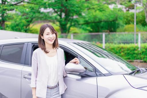 マイカーを購入した若い女性 営業車,愛車,マイカーの写真素材