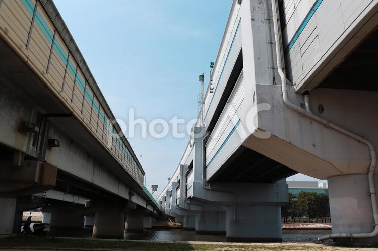 高速道路をしたから見た景色 高速道路,空,視点の写真素材