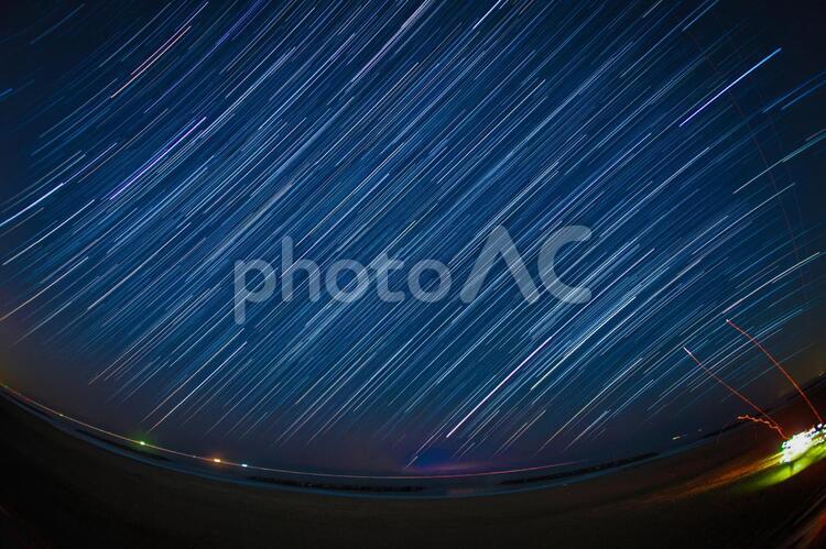 130分間の星の軌跡（仙台荒浜海岸） 星の軌跡,長時間露光,荒浜海岸の写真素材