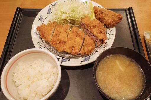 ロースかつ&メンチかつ定食1 ロースかつ&メンチかつ定食1 とんかつ,ロースかつ,メンチかつの写真素材