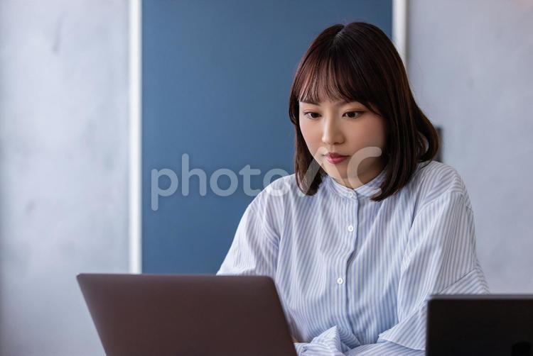 ノートパソコンを使うビジネスウーマン 女性,ビジネス,パソコンの写真素材