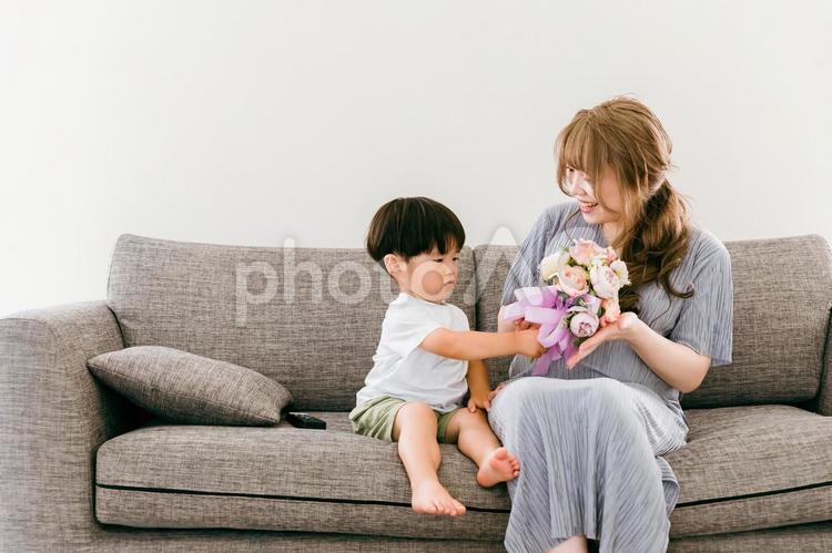 ママに花束を母の日にプレゼントする男の子 母の日,花束,子供の写真素材