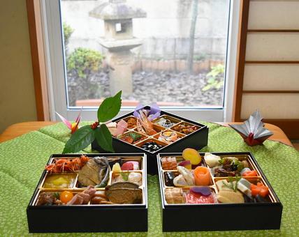 和室で鮮やかなおせちと新年を迎える 和室で鮮やかなおせちと新年を迎える おせち,お正月,お重の写真素材