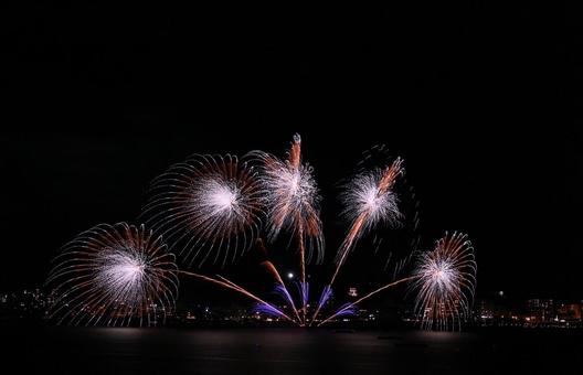 湖上打ち上げ花火/松江水郷祭 湖上打ち上げ花火/松江水郷祭 打ち上げ花火,花火,夏の写真素材