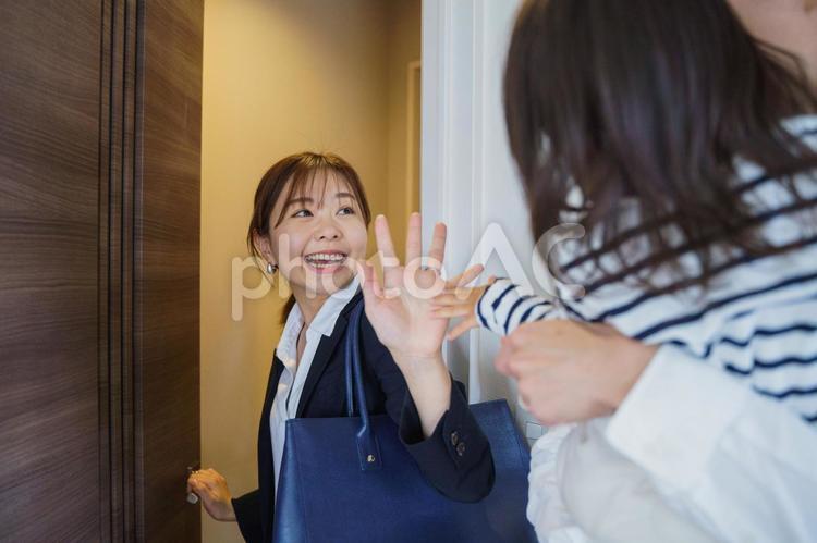 仕事にでかけるママを見送る女の子 働く,お母さん,お見送りの写真素材