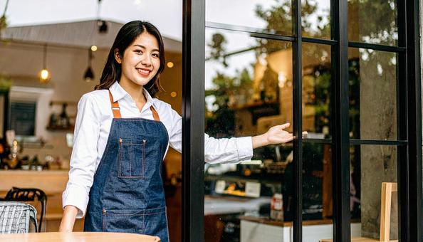 カフェで働くスタッフの女性の写真