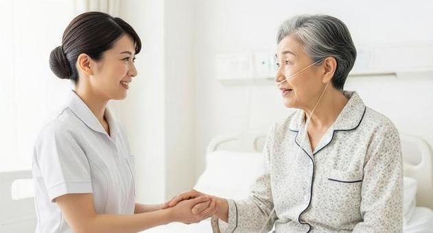 終末期医療を見守るアジア人看護師 終末期医療を見守るアジア人看護師の写真