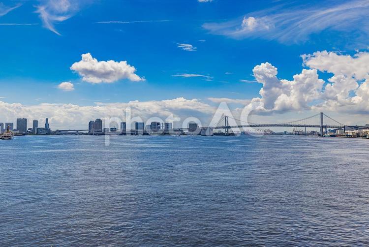 おがさわら丸から望む都市風景 おがさわら丸,風景,空の写真素材