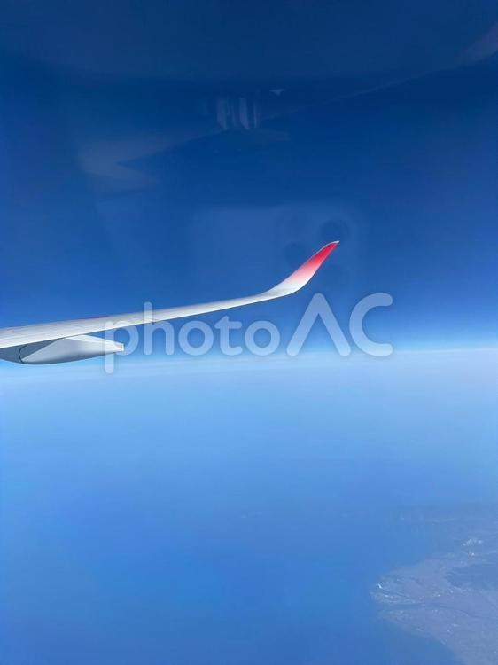 飛行機の翼と広がる青空の絶景 飛行機,翼,上空の写真素材