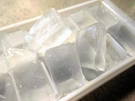製氷皿で作った氷 製氷皿で作った氷 氷,アイス,製氷皿の写真素材