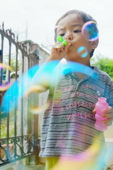 シャボン玉遊び シャボン玉,しゃぼん玉,男の子の写真素材