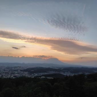 夕日で染まる空 夕日で染まる空 夕日,陽光,街並みの写真素材