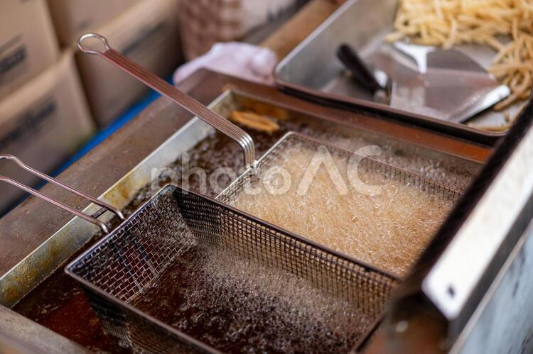 フライドポテトを揚げる フライドポテト,ポテトフライ,ポテトの写真素材