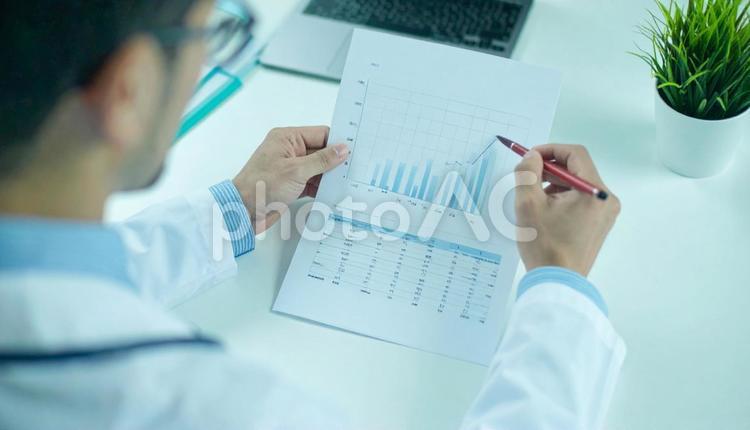 白衣の男性が示す右上がりの上昇グラフ 研究,博士,研究所の写真素材
