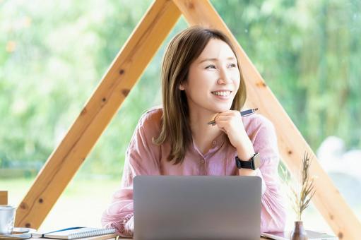 カフェで仕事をする女性・ビジネスウーマン カフェで仕事をする女性・ビジネスウーマン 女性,パソコン,ノートパソコンの写真素材